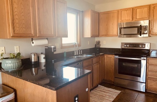 Urbandale Casa | Convenient Ranch home with 4 bedrooms