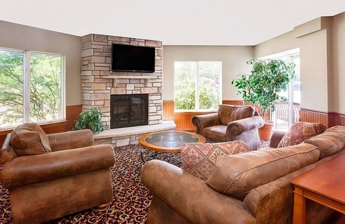 Traverse City Hotel | Convenient Stay in Knights Inn Traverse City! 2 Great Units, Free Parking