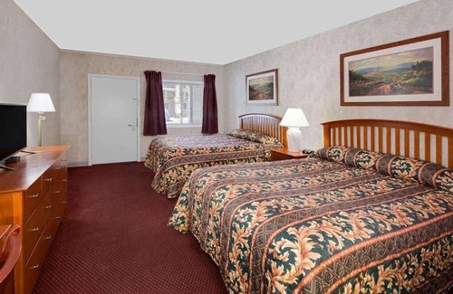 Traverse City Hotel | Convenient Stay in Knights Inn Traverse City! 2 Great Units, Free Parking