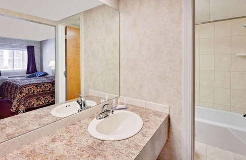 Traverse City Hotel | Convenient Stay in Knights Inn Traverse City! 2 Great Units, Free Parking
