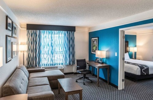 Ahwatukee Foothills Casa | Convenient Stay in Arizona! 2 Comfortable Units, Free Breakfast, Onsite Pool