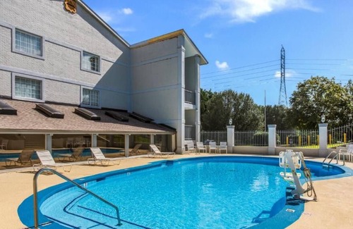 Merry Oaks Casa | Convenient Stay in Delhi! 4 Budget-friendly Units, Free Breakfast and Parking