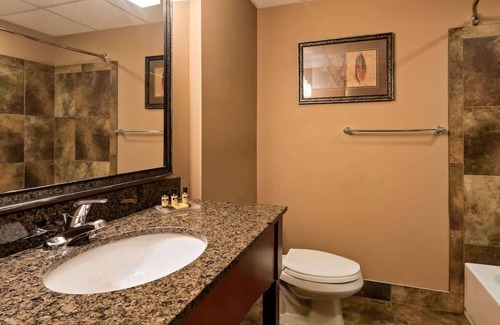 South Loop Casa | Convenient Stay near Airport: Water Park | Free Breakfast
