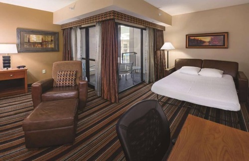 South Loop Casa | Convenient Stay near Airport: Water Park | Free Breakfast