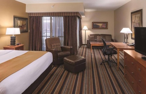 South Loop Casa | Convenient Stay near Airport: Water Park | Free Breakfast