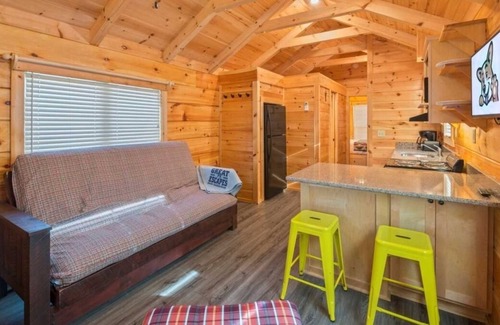 Bryan Cabina | Convenient Stay, Superb Location! Full Kitchen, Outdoor Pool, Pets are Allowed!