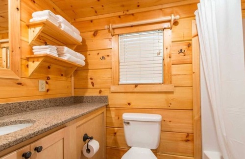Bryan Cabina | Convenient Stay, Superb Location! Full Kitchen, Outdoor Pool, Pets are Allowed!