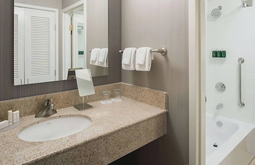 Bridle Trails Hotel | Convenient Stay, Superb Location! Close to Volunteer Park Water Tower, w/ Pool!