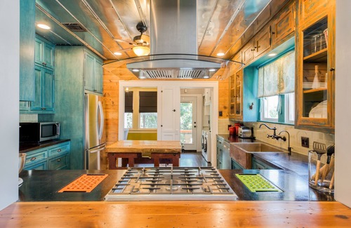 Monte Vista Casa | Convenient to Downtown, Riverwalk, Pearl, Zoo and Museums! New Hot Tub!
