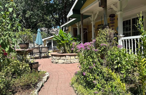 Manhattan Apartamento | Convenient Victorian suite near City Park, Aggieville, Campus & Downtown.