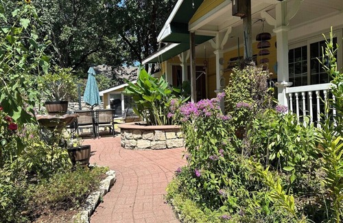 Manhattan Apartamento | Convenient Victorian suite near City Park, Aggieville, Campus and Downtown