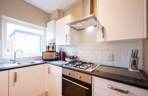 Hinckley Casa | Casa convenientemente ubicada con estacionamiento fuera de la carretera - capacidad para 7