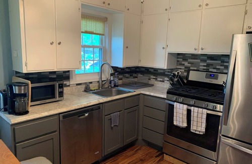 Des Moines Casa | Conveniently located Cozy Willow Brick