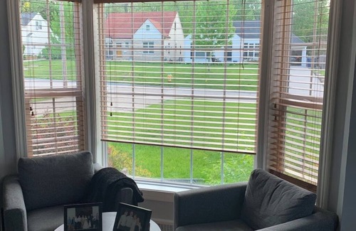 Des Moines Casa | Conveniently located Cozy Willow Brick