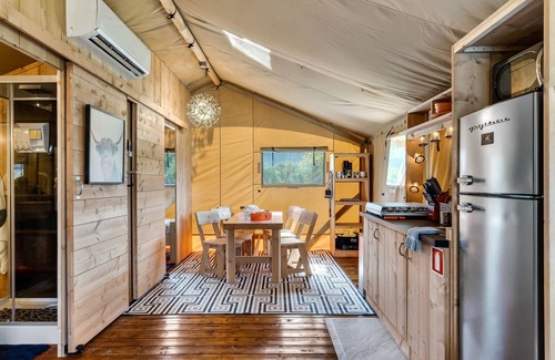 Wears Valley Alquiler De RV | Conveniently near GSMNP|Heat|AC|WiFi located next to restaurant & shops