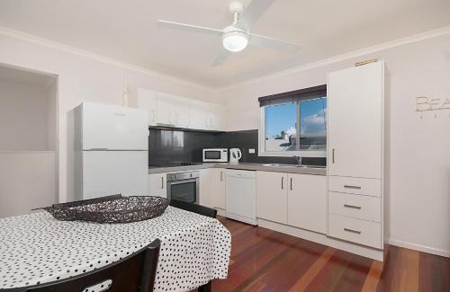 Yamba Casa | Convent Cottage - Pet friendly home in the centre of town
