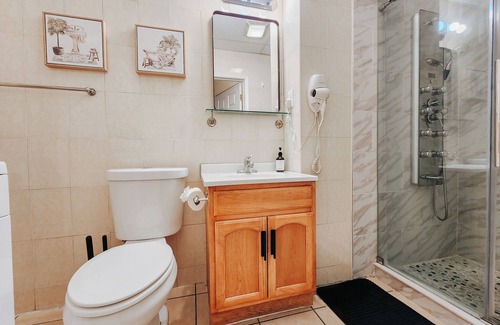 Chinatown Apartamento | Convention / 3 King Beds / Jet Shower / 65" TV