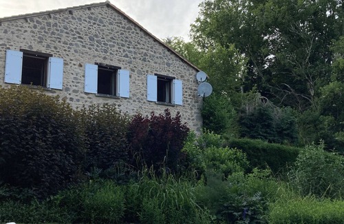Abjat-sur-Bandiat Casa | Granero Antiguo En el tranquilo entorno de jardín