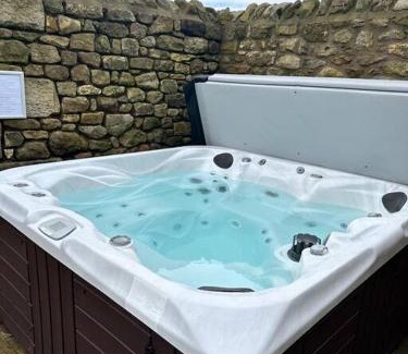 Carnforth Apartamento | Converted Barn with Hot Tub, The Hayloft.