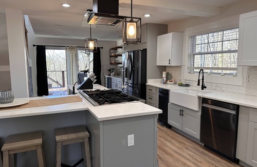 Greenville - Spartanburg Casa | Converted barn with incredible deck and view. Pet friendly.