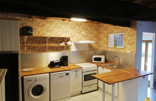 Bourbriac Cabaña | Granero de piedra bretón convertido con piscina climatizada en un entorno encantador