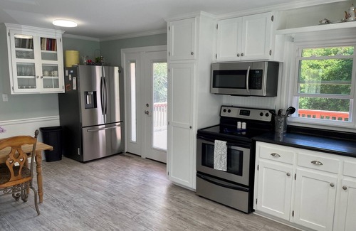 Jonesville Casa | Conviently located cozy 2 bedroom home on quiet street.