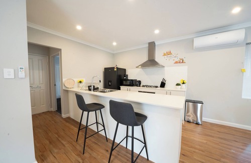 Kelmscott Apartamento | Convinient Cosy Home with everthing around you.
