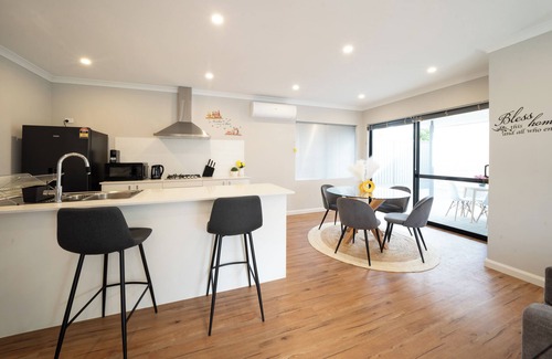 Kelmscott Apartamento | Convinient Cosy Home with everthing around you.