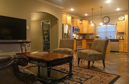 Conway Casa | Conway Luxury Home. 4BR/2BA, Office, 2-Car Gar., 65"TV, Fenced Yard/Patio, Wi-Fi