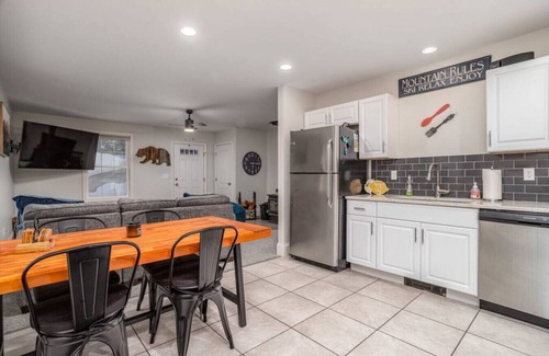 Conway Casa | Conway Retreat| Hot Tub|Fire Pit| Pet- Friendly