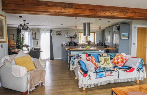 Llanllwchaiarn Cabaña | COOGEE VIEW, pet friendly, with pool in New Quay