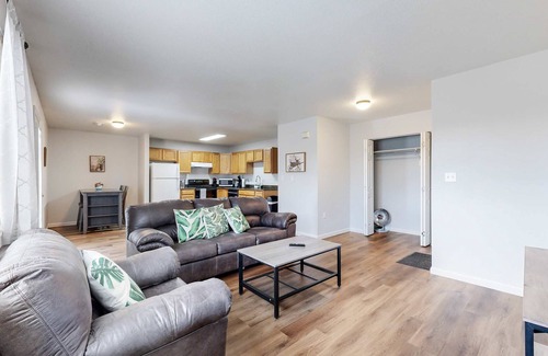 Brighton Apartamento | Cool 2-Bed Condo Patio & Parking in Brighton near DIA and easy access to Denver