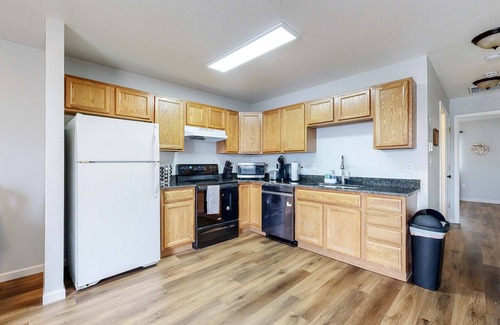 Brighton Apartamento | Cool 2-Bed Condo Patio & Parking in Brighton near DIA and easy access to Denver