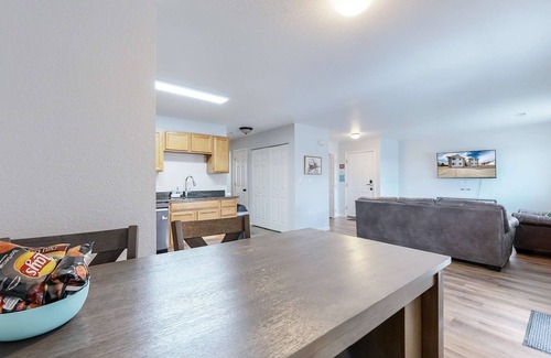 Brighton Apartamento | Cool 2-Bed Condo Patio & Parking in Brighton near DIA and easy access to Denver