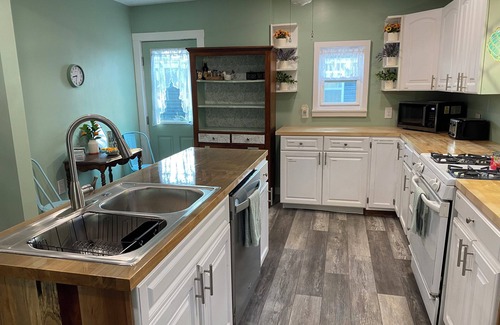 Ashtabula Casa | Cool 4-bedroom house with AC in charming Ashtabula