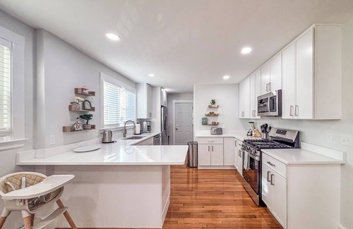 Newton Corner Apartamento | Cool 4BR Condo, Close 2 City, NEWLY RENOVATED
