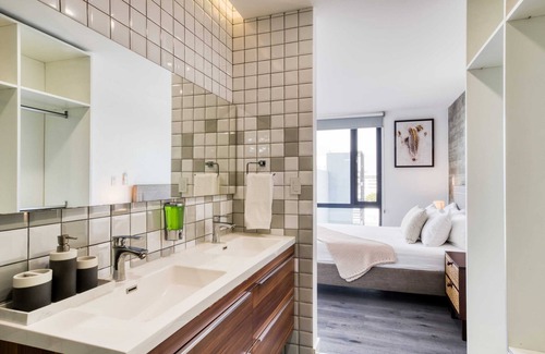 Avenida Revolución Apartamento | Cool Apt w/Balcony: Business Lounge+Gym+24-7/ SEC
