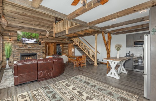 Chalet Village North Chalet De Esquí | Cool Cabin,Epic View:Kids’Loft+Fire Pit+3 mi to Gburg+Pool+Pickleball