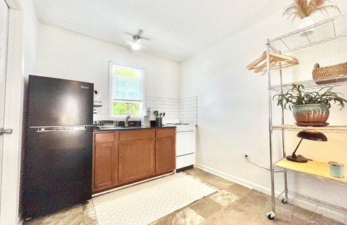 Downtown Greensboro Apartamento | Cool City studio/free parking/walkable to all hot spots /safe / keyless/Tanger
