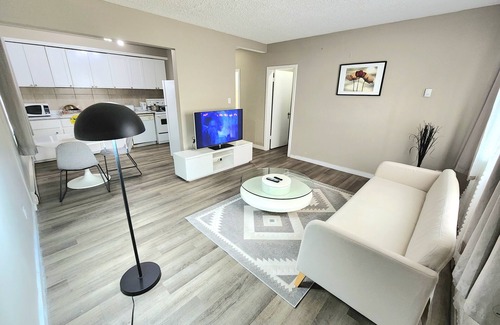 North Central Edmonton Apartamento | Cool entire suite on Jasper Avenue Downtown.