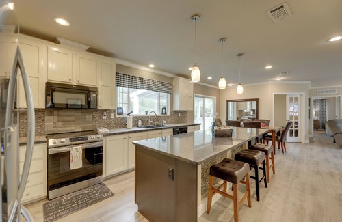 Sublime Casa | 5 Mi to Splashway Waterpark: Cabin in Rock Island
