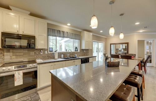 Sublime Casa | 5 Mi to Splashway Waterpark: Cabin in Rock Island