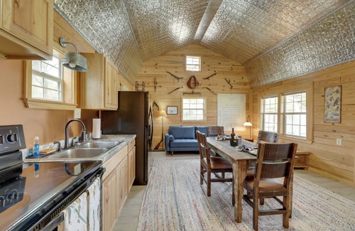 Sublime Cabina | 5 Mi to Splashway Waterpark: Cabin in Rock Island