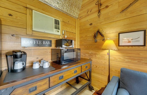 Sublime Cabina | 5 Mi to Splashway Waterpark: Cabin in Rock Island