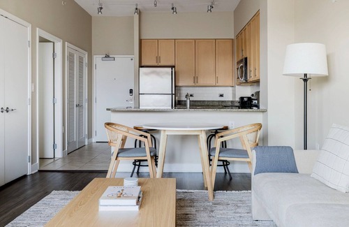 Mount Vernon Square Apartamento | Cool Mount Vernon 1BR w/ Gym & Rooftop Pool, nr Arena, by Blueground