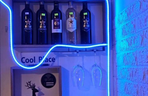 Ramat Gan Apartamento | COOL PLACE חדרים מפוארים בר"ג - חניית רכבים חינם - מיקום מרכזי בין פ"ת לת"א - קרוב לבי"ח "שיבא" - לשירות האורחים כורסת מסאז' ומכונת נספרסו - חשבונית מס l