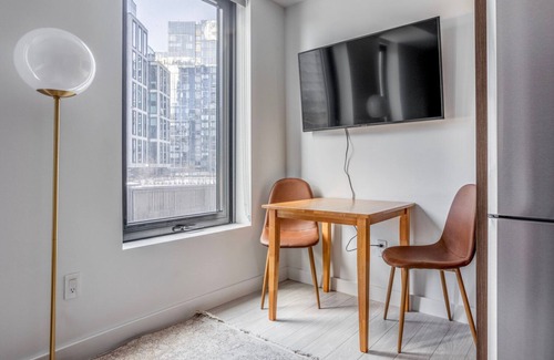 Seaport District Apartamento | Cool Seaport Studio w/ Fitness, close to Shopping & Dining, by Blueground
