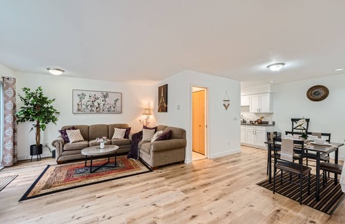 Crossroads Condominio | Cool Townhome opp to Crossroads Mall - 5/10 mins to Microsoft, Redmond, Kirkland