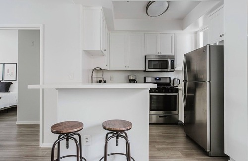 Rancho Park Apartamento | Cool Westwood 2BR w/ Courtyard, Rooftop & Entertainment, by Blueground