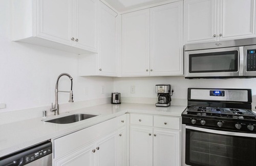 Rancho Park Apartamento | Cool Westwood 2BR w/ Courtyard, Rooftop & Entertainment, by Blueground